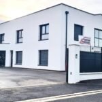 Vue extérieure d’une maison après pose de fenêtres et volets en Lorraine