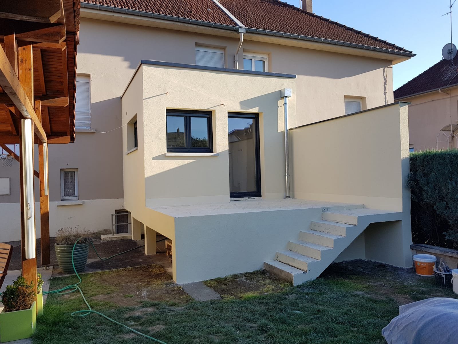 Portes coulissantes à Metz, Nancy et Luxembourg : élégance, gain d’espace et confort au quotidien